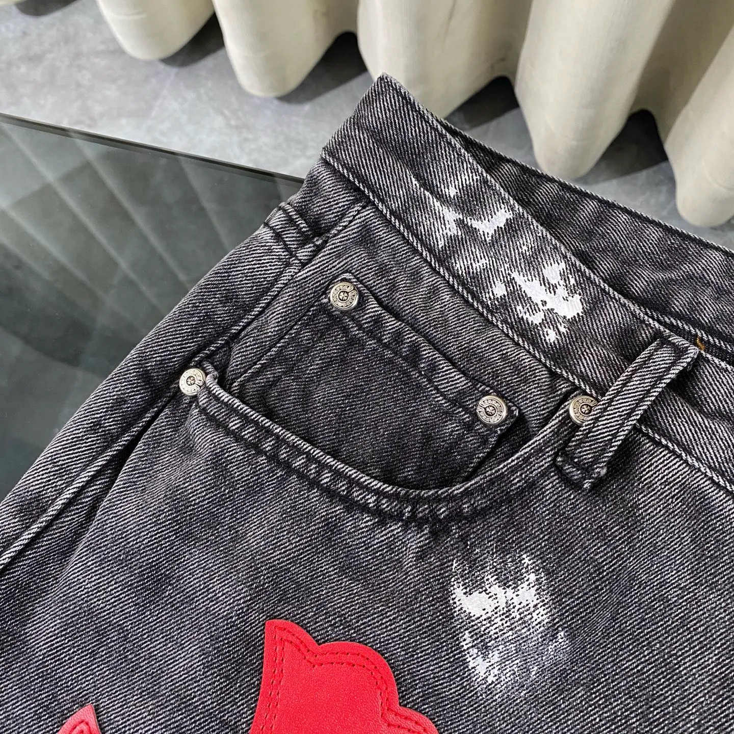 P270 CH Chromehearts colorful stitched cross patch leather retro hand-painted splash-ink jeans, counter price 34W level, patch cross flower embellishment, washed jeans! ! An absolutely high-end luxury product, a 1.9W-level god-level single product, a super popular product, made by top heavy industry, a magic weapon that cannot be missed! [About Zangyin] This is an extremely luxurious fashion brand that can also be called the aristocracy of the high street. It has always been an exclusive brand for some hipsters or rich second generations. Compared with ordinary high streets, it is more luxurious and noble. Compared with luxury brands, it is more fashionable and individual. It has always been a brand that I have a special liking for. [Top heavy industry fashion design] Consistently high-street luxury style. Speaking of this style, the Zangyin family and GU family are definitely the leading representative brands. Especially the Zangyin family has really achieved a state-of-the-art effect in creating high-street style. The unique washed material is used to create this style. The color system is already quite eye-catching. After it is decorated with patchwork cross flowers, it cleverly highlights the charm of the brand. Secondly, this style uses classic The high-waist cutting design highlights the long legs and fashionable temperament of the upper body. The brand is highly recognizable and the slim fit configuration is more suitable for daily wear. It is a product that interprets personality, fashion, and specifications at a glance. This single product is enough to make any fan excited. It can be a white T-shirt for a youthful college style, or a tight suspender for a royal style. It has strong matching ability and can be easily controlled by men.  [Materials and craftsmanship] Needless to say, this point goes without saying. As an excellent craftsman brand, Zangyin’s requirements for details and craftsmanship are really perfect. The washed color of this model has gone through so many processes, not to mention the embellishment of denim appliques. It is also purely hand-made and sewn. Just like what they believe in, only hand-made things have soul and have the meaning of wear. A top-notch heavy-duty fashionable denim item, I look forward to your perfect interpretation! !  Color: black gray Size: 28-36